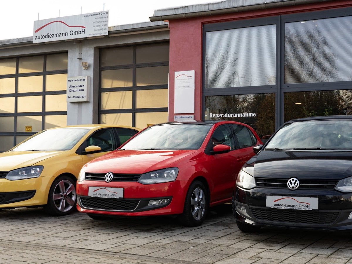 Fahrzeuge auf dem Hof des Autohauses Diezmann in Weidhausen