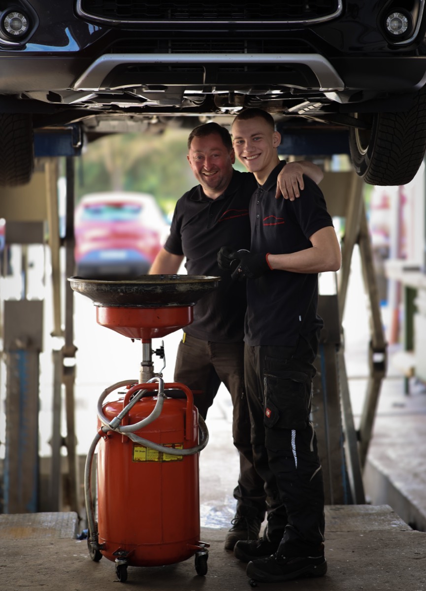 Kfz-Meister und Auszubildender in der eigenen Werkstatt von Autohaus Diezmann